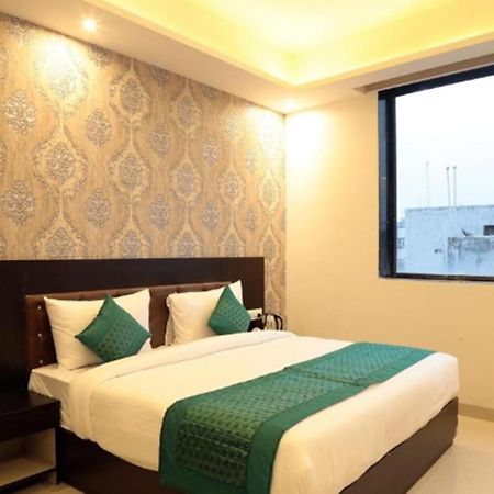 Oyo 23368 Boutique Hotel Paragon Nuova Delhi Esterno foto