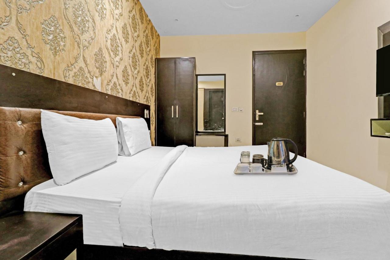 Oyo 23368 Boutique Hotel Paragon Nuova Delhi Esterno foto