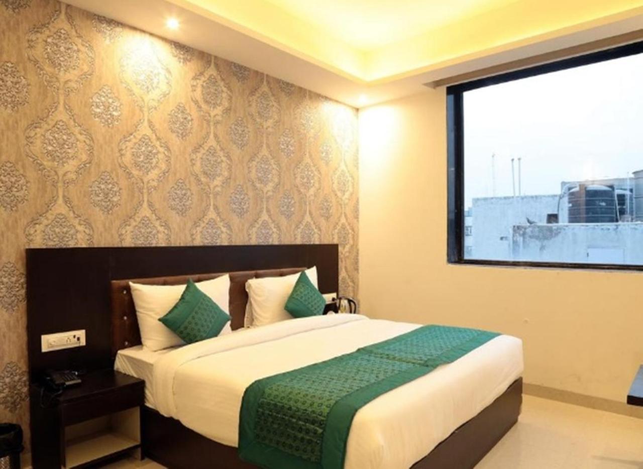 Oyo 23368 Boutique Hotel Paragon Nuova Delhi Esterno foto