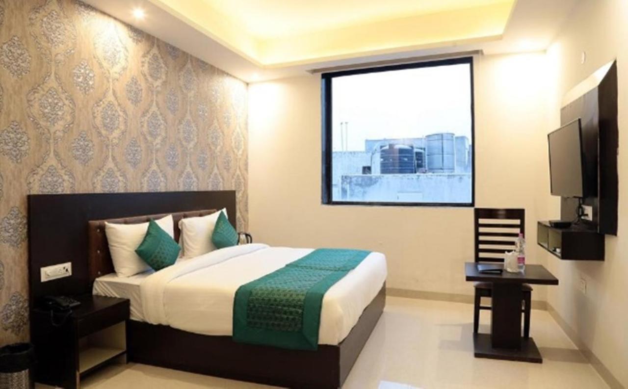 Oyo 23368 Boutique Hotel Paragon Nuova Delhi Esterno foto